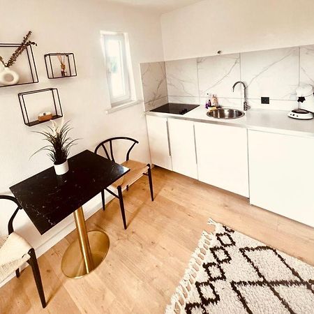 Ferienwohnung An Der Uniklinik Mit Eigener Kueche Und Renoviertem Badezimmer Homburg  Ngoại thất bức ảnh