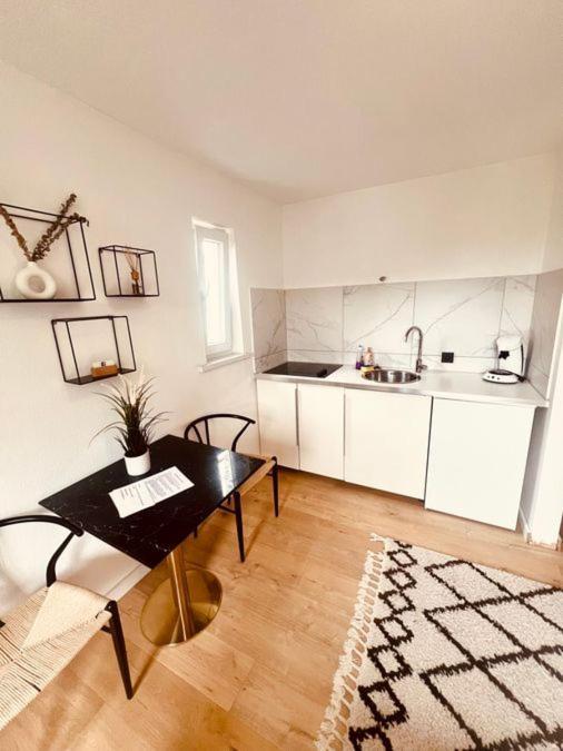 Ferienwohnung An Der Uniklinik Mit Eigener Kueche Und Renoviertem Badezimmer Homburg  Ngoại thất bức ảnh