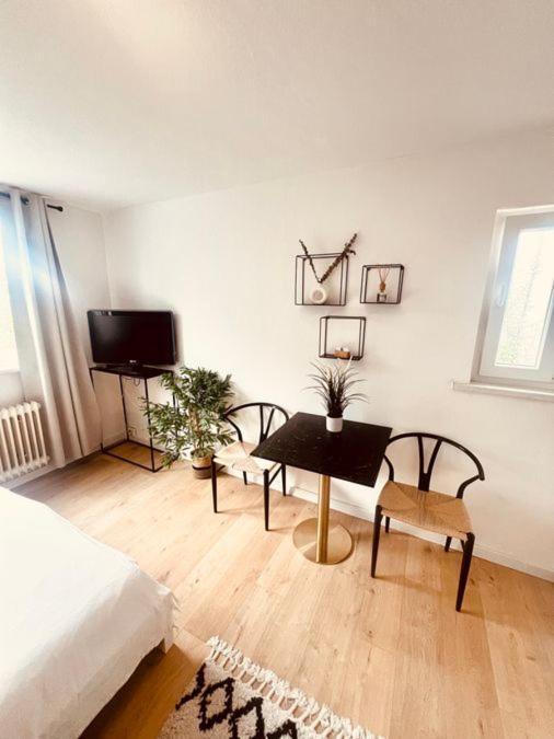 Ferienwohnung An Der Uniklinik Mit Eigener Kueche Und Renoviertem Badezimmer Homburg  Ngoại thất bức ảnh