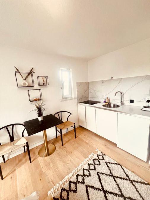 Ferienwohnung An Der Uniklinik Mit Eigener Kueche Und Renoviertem Badezimmer Homburg  Ngoại thất bức ảnh