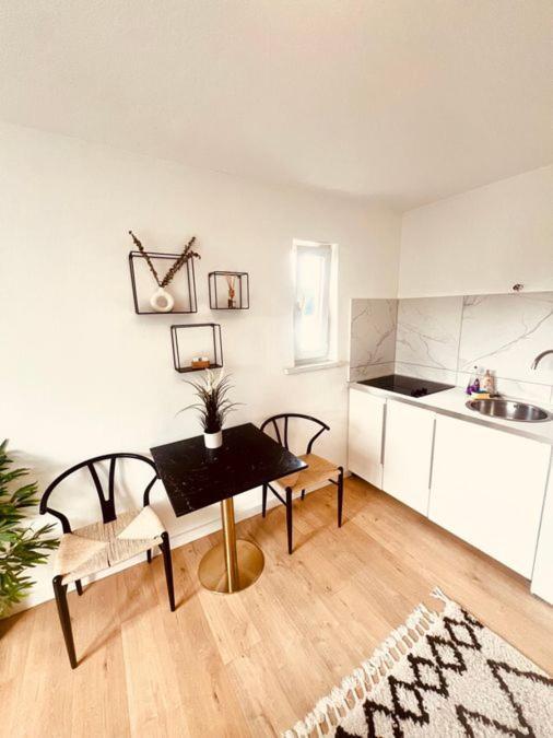 Ferienwohnung An Der Uniklinik Mit Eigener Kueche Und Renoviertem Badezimmer Homburg  Ngoại thất bức ảnh