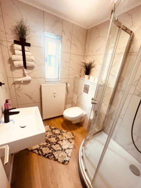 Ferienwohnung An Der Uniklinik Mit Eigener Kueche Und Renoviertem Badezimmer Homburg  Ngoại thất bức ảnh